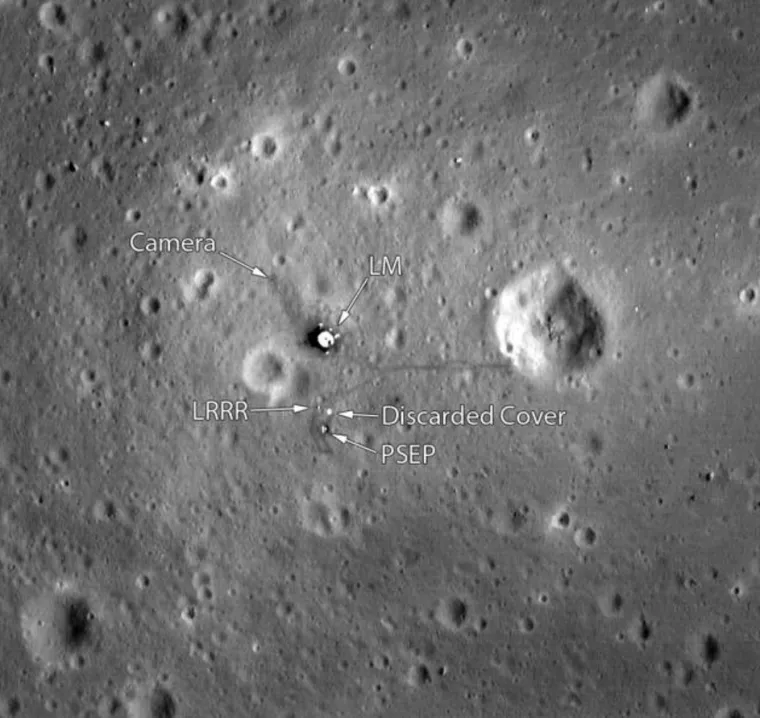 10. Zavr&scaron;ni udarac teoretičarima zavjera zadala je sama NASA koja je 2012. godine objavila fotografiju mjesta silaska astronauta koje je snimio orbiter  Lunar Reconnaissance. Ta je fotografija nastala 24 kilometra iznad povr&scaron;ine Mjeseca.  
