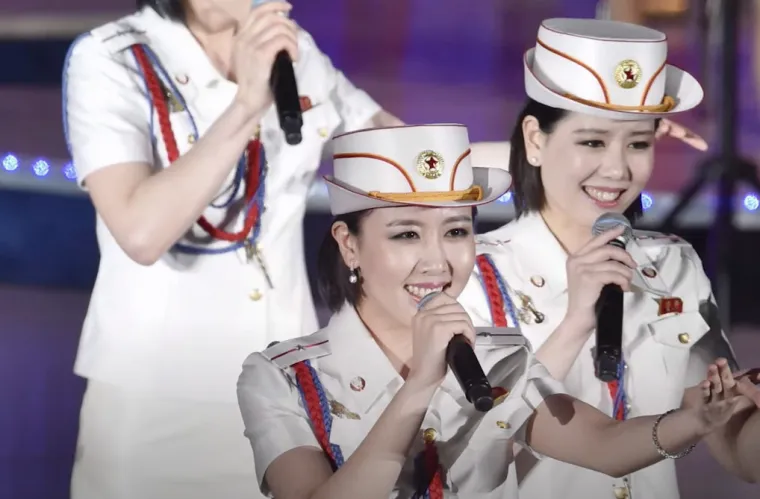 4. Izabrao je članice pop benda: I u Sjevernoj Koreji postoji popularna glazba, ali to ne izgleda onako kako zamišljamo. Umjesto glazbenika s gitarama ili nekim drugim instrumentima, tamošnje bendove prati vojni orkestar. U svojim spotovima često pokazuju kako žive ljudi u Sjevernoj Koreji. Jedan od najpopularnijih bendova nosi ime Moranbong, a priča se da je članice izabrao predsjednik osobno. 