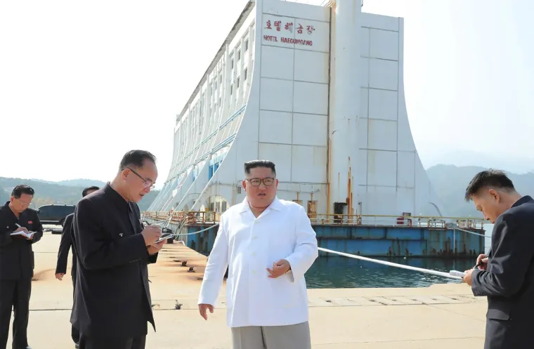 5. Ima nekoliko titula: On je &quot;Glavni lider Sjeverne Koreje&quot;, &quot;Lider partije i ljudi&quot;, &quot;Novi početak&quot;, &quot;Najbolji drug&quot;, &quot;Genij nad genijima&quot;, &quot;Maršal Sjeverne Koreje&quot;...