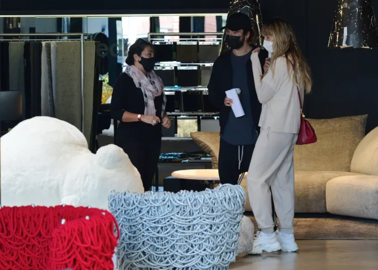 Znate li tko je ovo? Supermodel i jedna od najljep&scaron;ih žena svijeta snimljena dok bira namje&scaron;taj, rijetki bi je prepoznali