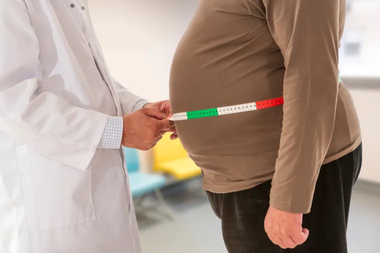 1. Riješite se viška kilograma i pazite na opseg vašeg struka. Načelno, muškarci su u riziku ako im je opseg struka veći od 102 cm, a žene ako on prelazi 89 cm.