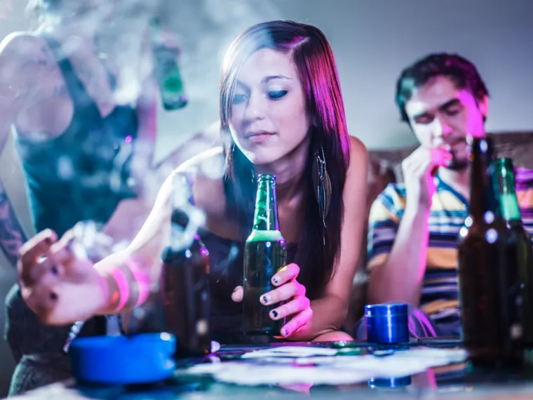 5. Manje pijte alkohol. Jedno piće na dan za žene ili dva za muškarce neće vam napraviti puno štete, može čak i sniziti tlak. Ali, ako počnete piti previše, tlak vam može narasti, a alkohol može čak smanjiti i efekt lijekova za regulaciju tlaka.