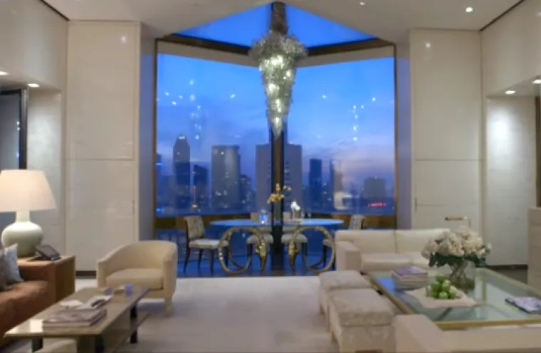 8. Ty Warner Penthouse, Four Seasons, New York - 323.000 kuna: Sobu je dizajnirao slavni arhitekt I.M. Pei, a za to mu je trebalo sedam godina. Svaki kutak apartmana učinio je ekstravagntnim i skupim. Čak se i plahte mogu pohvaliti 22-karatnom zlatnom tkaninom. Kroz zlatni teleskop možete gledati Central Park i ostatak grada.
