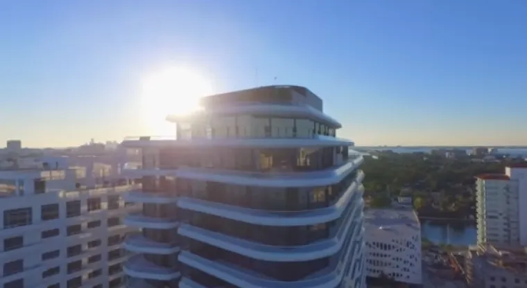 7. Penthouse, Faena Miami - 323.000 kuna: Stolice i kauči od tigrastog su tiska i zlatni, zlatni kip hrta čuva dnevnu sobu s leopardovim otiskom, zlato je svugdje gdje može biti. Na ulazu u zgradu nalazi se umjetničko djelo Damiena Hirsta pod nazivom &quot;Otišao, ali ne i zaboravljen&quot;, što je zapravo zlatni vuneni kostur mamuta.