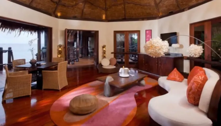 6. The Hilltop Villa, Laucala Island - 323.000 kuna: Izvršni direktor Red Bulla Dietrich Mateschitz vlasnik je otoka na kojem gotovo da i nema mjesta gdje trava nije savršeno zelena i gdje voda nije kristalno plava. Vila Hilltop smještena je na vrhu otoka. U cijenu noćenja uključen je privatni vozač, dadilja, kuhinjsko osoblje pa čak i konji za jahanje. 