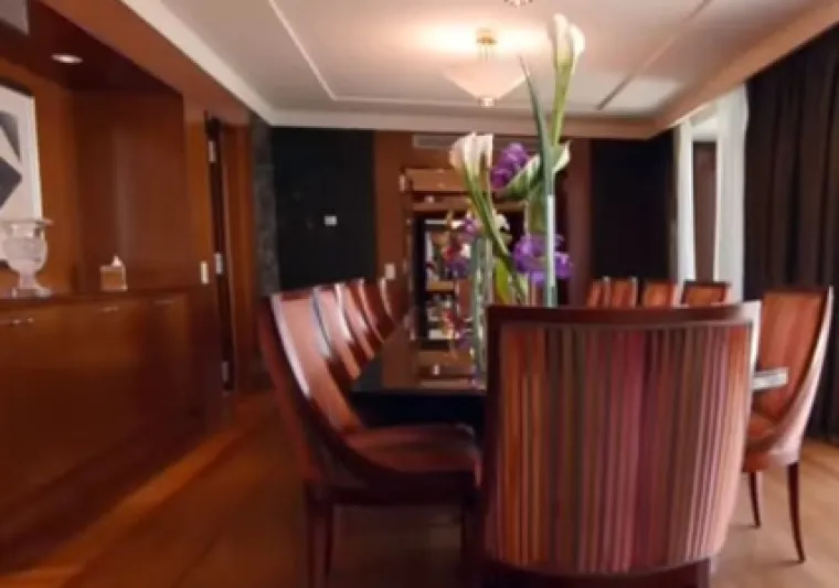 2. The Royal Penthouse Suite, Hotel Wilson, Ženeva - 517.000 kuna: Riječ je zapravo o raskošnom apartmanu s 12 spavaćih soba i 12 kupaonica, od kojih jedna ima jacuzzi s panoramskim pogledom na jezero. Suite također sadrži ogromni televizor od 262 cm, kao i klavir.