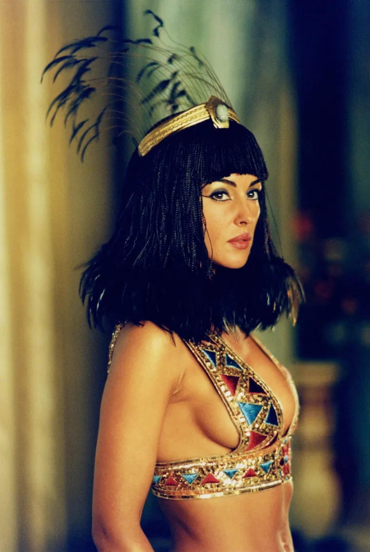 
Posebice je plijenila ljepotom u ulozi Kleopatre u hit komediji "Asterix i Obelix".