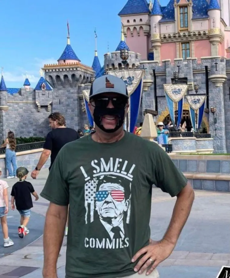 7. I ovaj misli da je pametan: U Disneylandu je pozirao s kreacijom koja je fora...valjda samo njemu...
