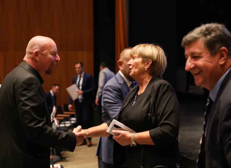 Pogledajte atmosferu i tko je sve do&scaron;ao na Sabor ujedinjenja Hrvatskih suverenista: 'Prebrojavali se zubi', stigao i &Scaron;koro