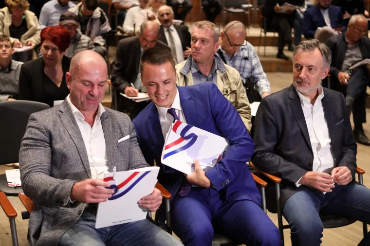 Pogledajte atmosferu i tko je sve do&scaron;ao na Sabor ujedinjenja Hrvatskih suverenista: 'Prebrojavali se zubi', stigao i &Scaron;koro