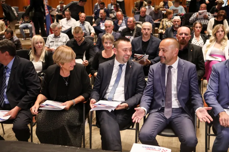 Pogledajte atmosferu i tko je sve do&scaron;ao na Sabor ujedinjenja Hrvatskih suverenista: 'Prebrojavali se zubi', stigao i &Scaron;koro