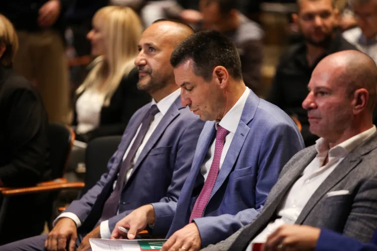 Pogledajte atmosferu i tko je sve do&scaron;ao na Sabor ujedinjenja Hrvatskih suverenista: 'Prebrojavali se zubi', stigao i &Scaron;koro