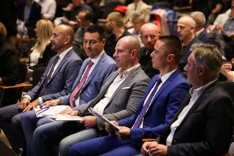 Pogledajte atmosferu i tko je sve do&scaron;ao na Sabor ujedinjenja Hrvatskih suverenista: 'Prebrojavali se zubi', stigao i &Scaron;koro