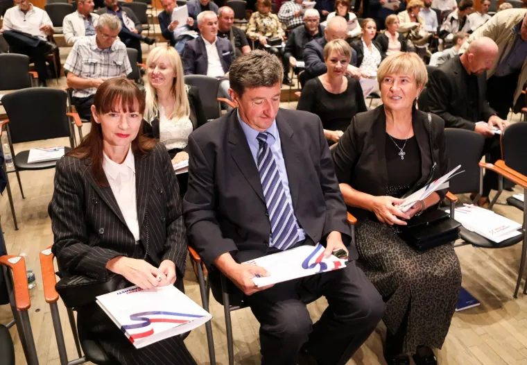 Pogledajte atmosferu i tko je sve do&scaron;ao na Sabor ujedinjenja Hrvatskih suverenista: 'Prebrojavali se zubi', stigao i &Scaron;koro