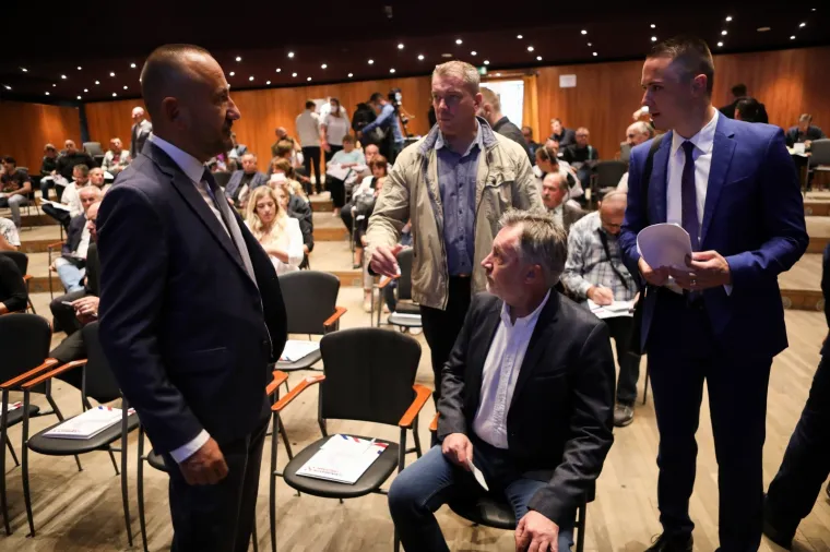 Pogledajte atmosferu i tko je sve do&scaron;ao na Sabor ujedinjenja Hrvatskih suverenista: 'Prebrojavali se zubi', stigao i &Scaron;koro