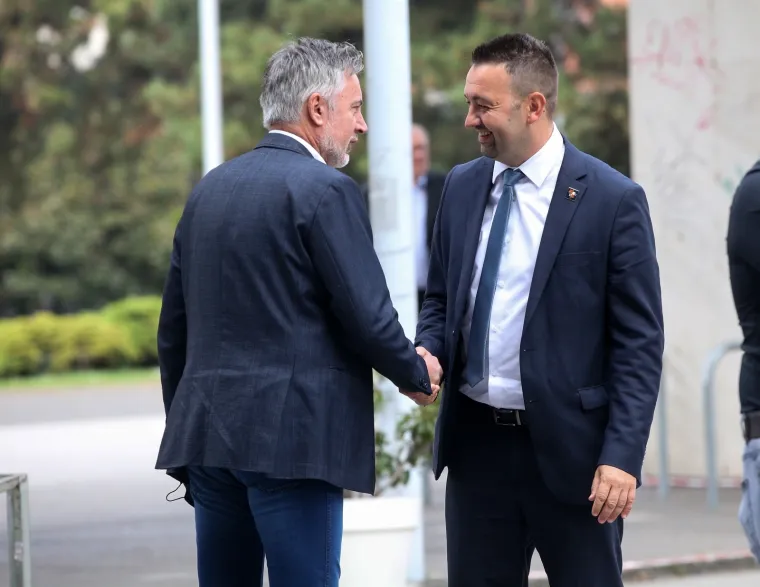 Pogledajte atmosferu i tko je sve do&scaron;ao na Sabor ujedinjenja Hrvatskih suverenista: 'Prebrojavali se zubi', stigao i &Scaron;koro