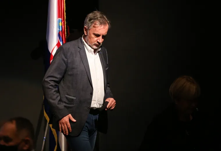 Pogledajte atmosferu i tko je sve do&scaron;ao na Sabor ujedinjenja Hrvatskih suverenista: 'Prebrojavali se zubi', stigao i &Scaron;koro