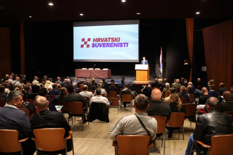 Pogledajte atmosferu i tko je sve do&scaron;ao na Sabor ujedinjenja Hrvatskih suverenista: 'Prebrojavali se zubi', stigao i &Scaron;koro