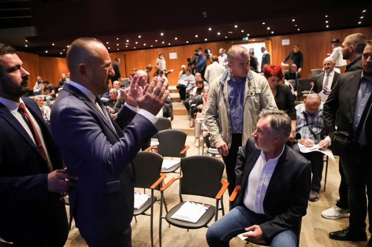 Pogledajte atmosferu i tko je sve do&scaron;ao na Sabor ujedinjenja Hrvatskih suverenista: 'Prebrojavali se zubi', stigao i &Scaron;koro