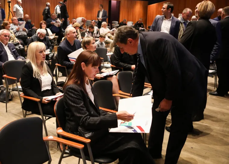 Pogledajte atmosferu i tko je sve do&scaron;ao na Sabor ujedinjenja Hrvatskih suverenista: 'Prebrojavali se zubi', stigao i &Scaron;koro