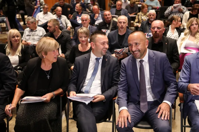 Pogledajte atmosferu i tko je sve do&scaron;ao na Sabor ujedinjenja Hrvatskih suverenista: 'Prebrojavali se zubi', stigao i &Scaron;koro