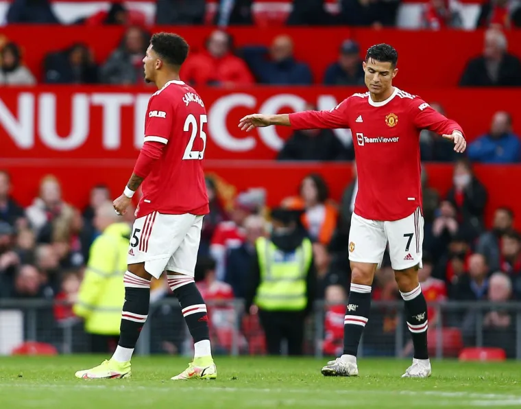 U prvom susretu sedmog kola engleskog nogometnog prvenstva Manchester United i Everton su na Old Traffordu odigrali 1:1. Poveo je United u 43. minuti golom Anthonyja Martiala na dodavanje Brune Fernandesa kojem je to bila 20. asistencija u 58 liga&scaron;kih nastupa. Sjajni Portugalac je zabio i 30 golova. Izjednačio je Andros Townsend u 65. minuti. 
Nakon &scaron;to je sudac označio kraj, bijesni Ronaldo je odmah krenuo prema tunelu pozdraviv&scaron;i se usput samo s Jordanom Pickfordom. Na snimkama se vidi kako Ronaldo mumlja sam sebi ne&scaron;to u bradu, a na njegovim usnama se jasno vidi kako nekoliko puta govori "Puta" &scaron;to je psovka na portugalskom.
Bila je to već deveta uzastopna utakmica Uniteda na Old Traffordu na kojoj je primio barem jedan pogodak, a duži niz "Crveni vragovi" imali su tek 1971. godine kada su na 10 susreta u nizu primili gol na svom stadionu.