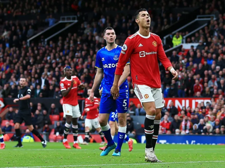 U prvom susretu sedmog kola engleskog nogometnog prvenstva Manchester United i Everton su na Old Traffordu odigrali 1:1. Poveo je United u 43. minuti golom Anthonyja Martiala na dodavanje Brune Fernandesa kojem je to bila 20. asistencija u 58 liga&scaron;kih nastupa. Sjajni Portugalac je zabio i 30 golova. Izjednačio je Andros Townsend u 65. minuti. 
Nakon &scaron;to je sudac označio kraj, bijesni Ronaldo je odmah krenuo prema tunelu pozdraviv&scaron;i se usput samo s Jordanom Pickfordom. Na snimkama se vidi kako Ronaldo mumlja sam sebi ne&scaron;to u bradu, a na njegovim usnama se jasno vidi kako nekoliko puta govori "Puta" &scaron;to je psovka na portugalskom.
Bila je to već deveta uzastopna utakmica Uniteda na Old Traffordu na kojoj je primio barem jedan pogodak, a duži niz "Crveni vragovi" imali su tek 1971. godine kada su na 10 susreta u nizu primili gol na svom stadionu.