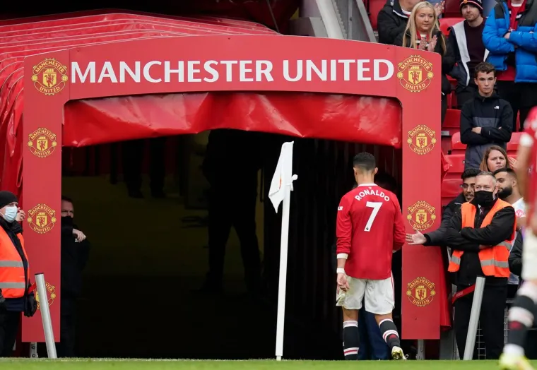 U prvom susretu sedmog kola engleskog nogometnog prvenstva Manchester United i Everton su na Old Traffordu odigrali 1:1. Poveo je United u 43. minuti golom Anthonyja Martiala na dodavanje Brune Fernandesa kojem je to bila 20. asistencija u 58 liga&scaron;kih nastupa. Sjajni Portugalac je zabio i 30 golova. Izjednačio je Andros Townsend u 65. minuti. 
Nakon &scaron;to je sudac označio kraj, bijesni Ronaldo je odmah krenuo prema tunelu pozdraviv&scaron;i se usput samo s Jordanom Pickfordom. Na snimkama se vidi kako Ronaldo mumlja sam sebi ne&scaron;to u bradu, a na njegovim usnama se jasno vidi kako nekoliko puta govori "Puta" &scaron;to je psovka na portugalskom.
Bila je to već deveta uzastopna utakmica Uniteda na Old Traffordu na kojoj je primio barem jedan pogodak, a duži niz "Crveni vragovi" imali su tek 1971. godine kada su na 10 susreta u nizu primili gol na svom stadionu.