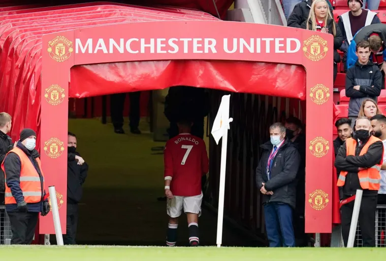 U prvom susretu sedmog kola engleskog nogometnog prvenstva Manchester United i Everton su na Old Traffordu odigrali 1:1. Poveo je United u 43. minuti golom Anthonyja Martiala na dodavanje Brune Fernandesa kojem je to bila 20. asistencija u 58 liga&scaron;kih nastupa. Sjajni Portugalac je zabio i 30 golova. Izjednačio je Andros Townsend u 65. minuti. 
Nakon &scaron;to je sudac označio kraj, bijesni Ronaldo je odmah krenuo prema tunelu pozdraviv&scaron;i se usput samo s Jordanom Pickfordom. Na snimkama se vidi kako Ronaldo mumlja sam sebi ne&scaron;to u bradu, a na njegovim usnama se jasno vidi kako nekoliko puta govori "Puta" &scaron;to je psovka na portugalskom.
Bila je to već deveta uzastopna utakmica Uniteda na Old Traffordu na kojoj je primio barem jedan pogodak, a duži niz "Crveni vragovi" imali su tek 1971. godine kada su na 10 susreta u nizu primili gol na svom stadionu.