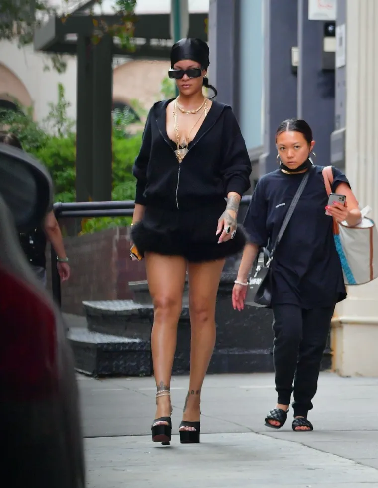 Rihanna šopingirala u maloj seksi haljini: Ogrnula se hoodicom, ali ipak joj je sijevnuo - grudnjak