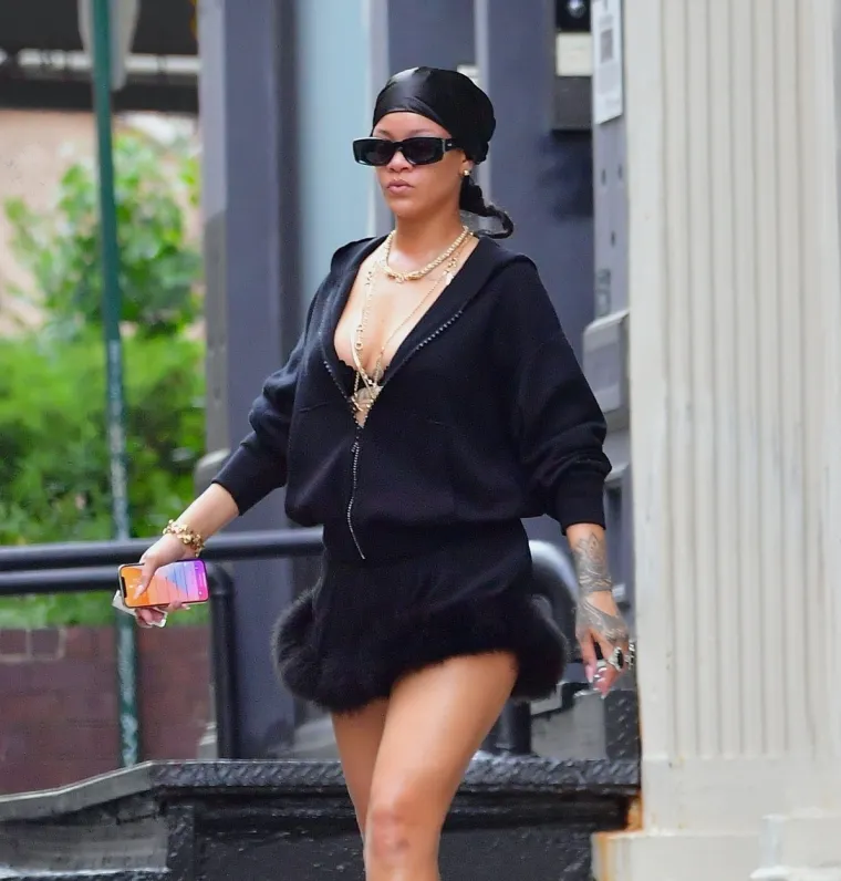 Rihanna šopingirala u maloj seksi haljini: Ogrnula se hoodicom, ali ipak joj je sijevnuo - grudnjak