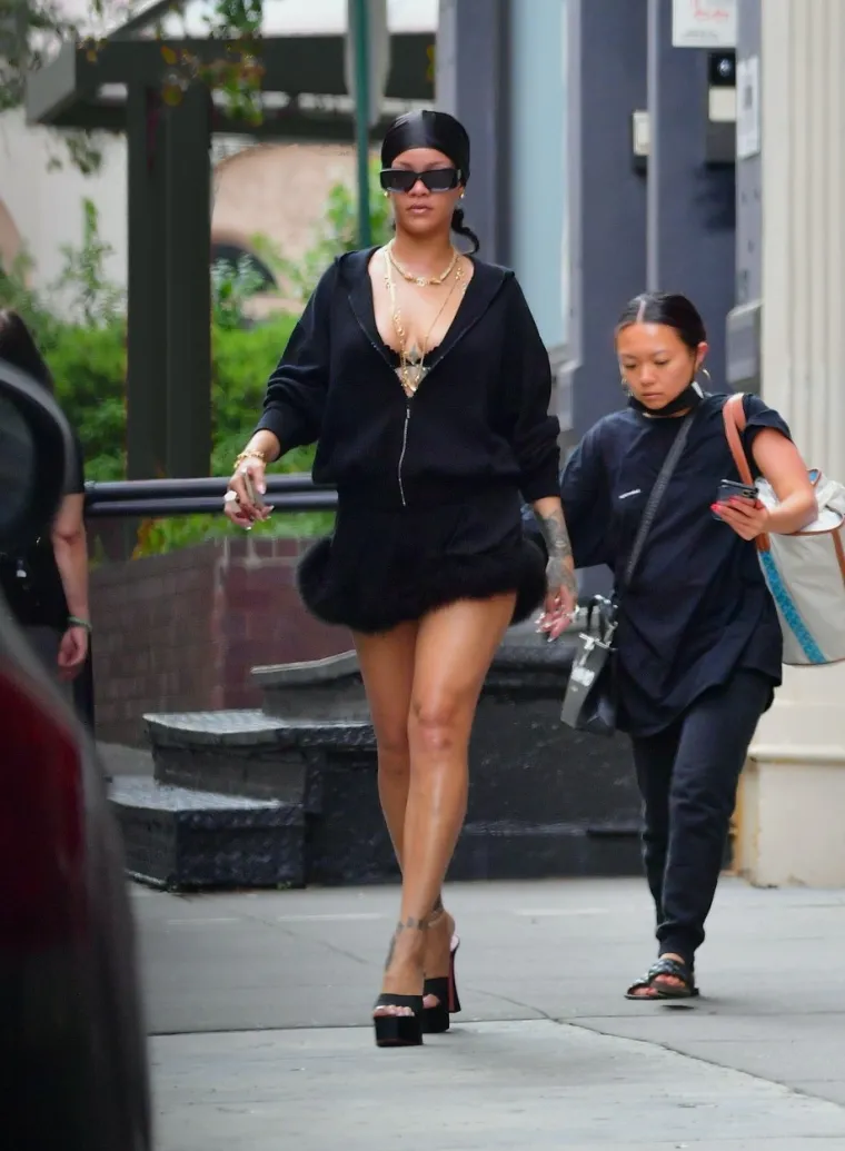 Rihanna šopingirala u maloj seksi haljini: Ogrnula se hoodicom, ali ipak joj je sijevnuo - grudnjak