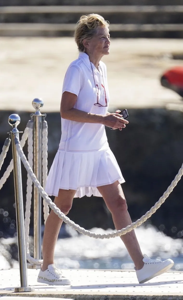 Sharon Stone se izležavala u kratkoj opravici, a paparazzi su je uhvatili nespremnu...