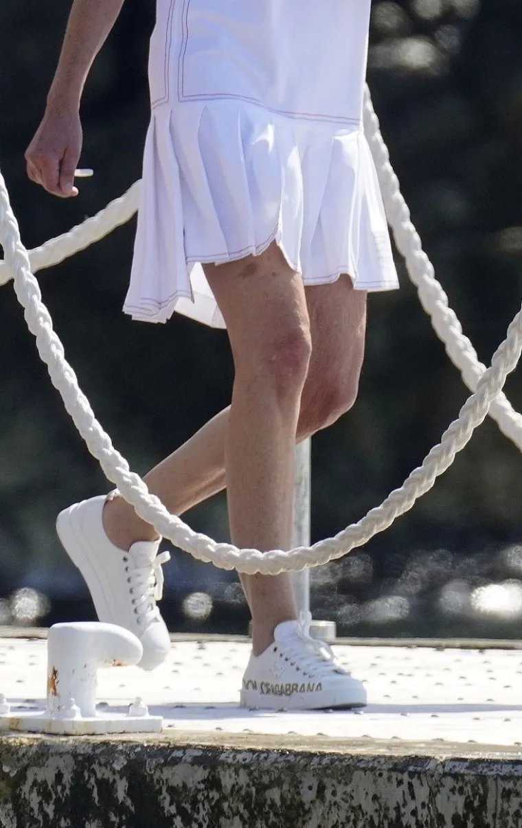 Sharon Stone se izležavala u kratkoj opravici, a paparazzi su je uhvatili nespremnu...