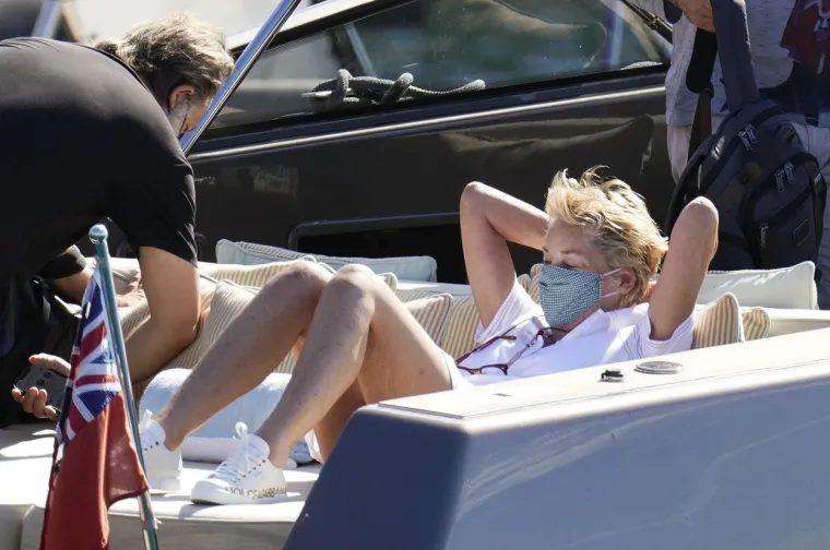 Sharon Stone se izležavala u kratkoj opravici, a paparazzi su je uhvatili nespremnu...