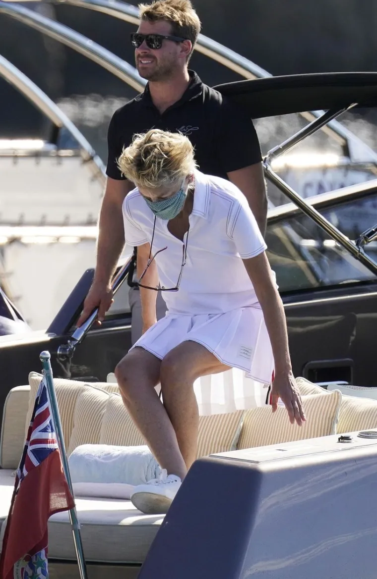Sharon Stone se izležavala u kratkoj opravici, a paparazzi su je uhvatili nespremnu...