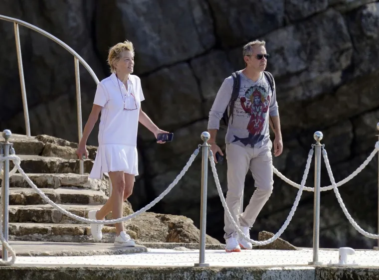 Sharon Stone se izležavala u kratkoj opravici, a paparazzi su je uhvatili nespremnu...