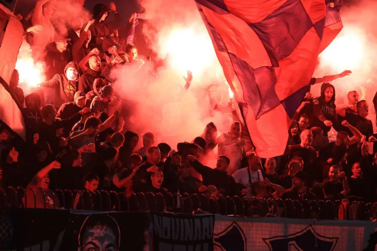 Torcida na tribinama poslala žestoku poruku Bebeku i HNS-u, a onda 'naložila' veliku bakljadu