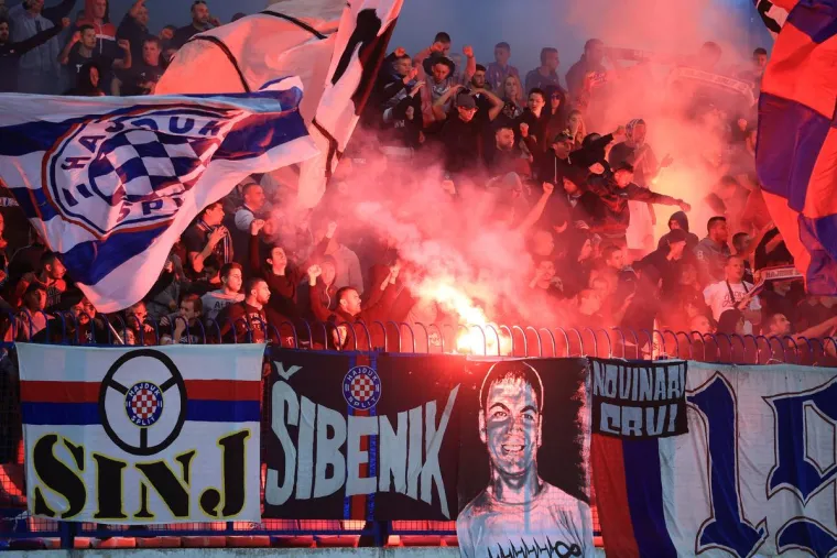 Torcida na tribinama poslala žestoku poruku Bebeku i HNS-u, a onda 'naložila' veliku bakljadu