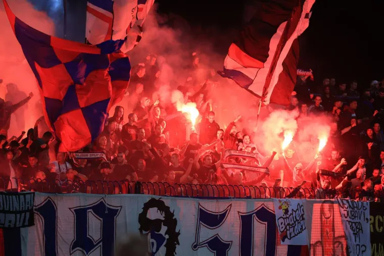 Torcida na tribinama poslala žestoku poruku Bebeku i HNS-u, a onda 'naložila' veliku bakljadu