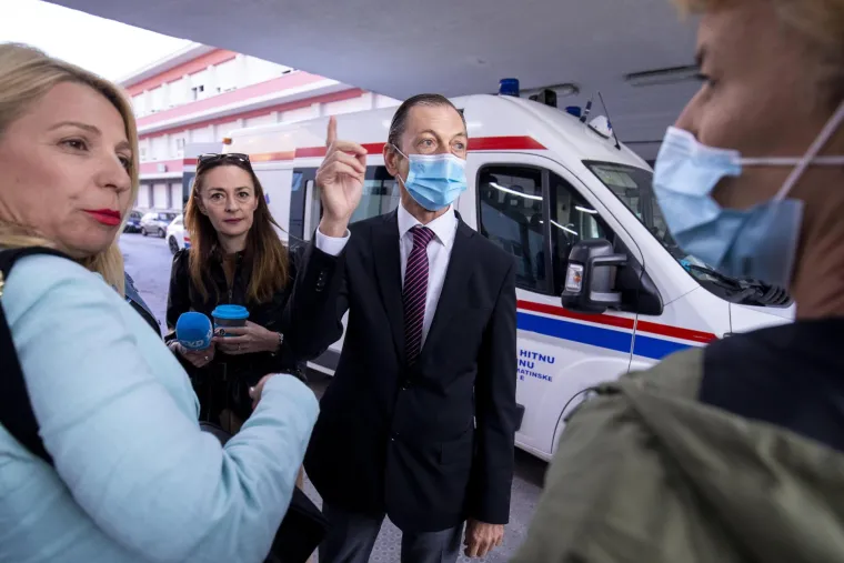 Ispred KBC Split održan prosvjed podr&scaron;ke zdravstvenim radnicima