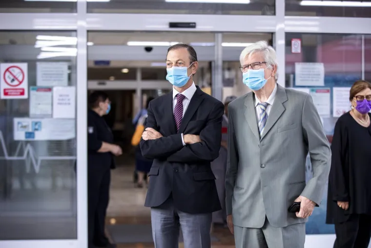 Ispred KBC Split održan prosvjed podr&scaron;ke zdravstvenim radnicima