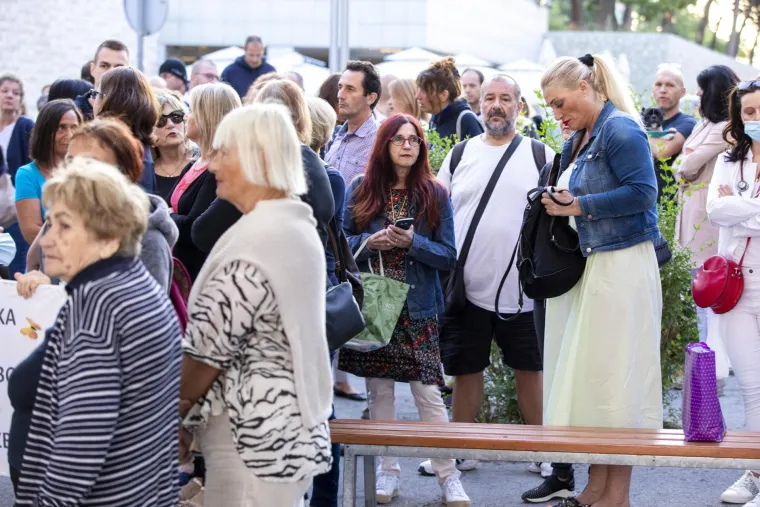 Ispred KBC Split održan prosvjed podr&scaron;ke zdravstvenim radnicima