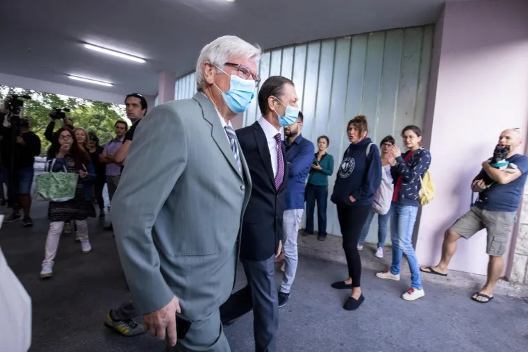 Ispred KBC Split održan prosvjed podr&scaron;ke zdravstvenim radnicima