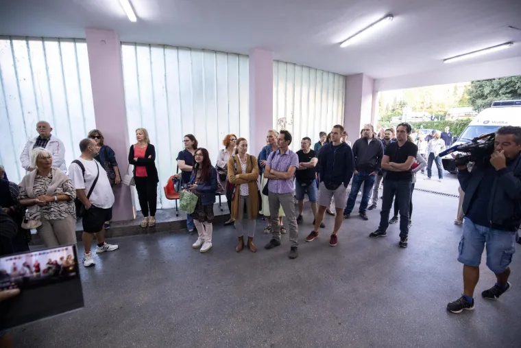 Ispred KBC Split održan prosvjed podr&scaron;ke zdravstvenim radnicima