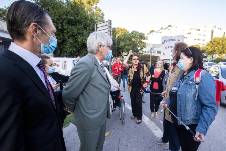 Ispred KBC Split održan prosvjed podr&scaron;ke zdravstvenim radnicima