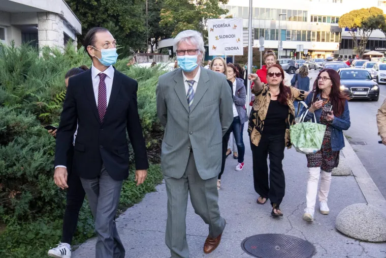 Ispred KBC Split održan prosvjed podr&scaron;ke zdravstvenim radnicima