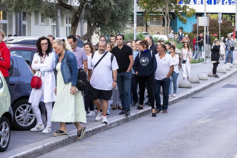 Ispred KBC Split održan prosvjed podr&scaron;ke zdravstvenim radnicima