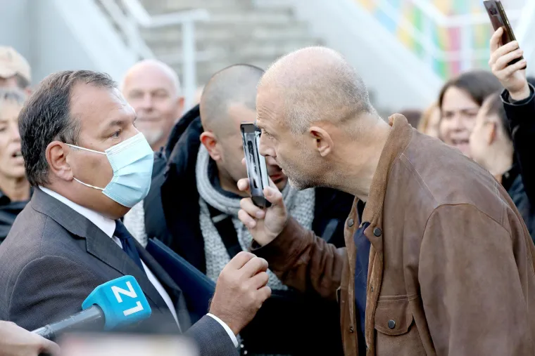 Kaos ispred KBC Zagreb. Pozvali policiju. Bero&scaron;: 'Ispričavam se'