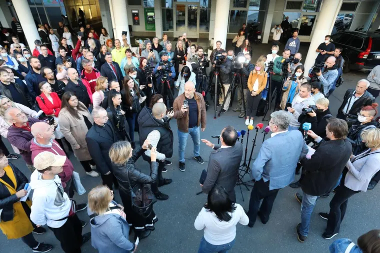 Kaos ispred KBC Zagreb. Pozvali policiju. Bero&scaron;: 'Ispričavam se'